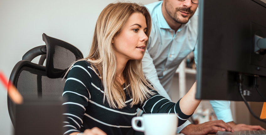 arbeitskollegen Arbeitskollegen arbeiten zusammen