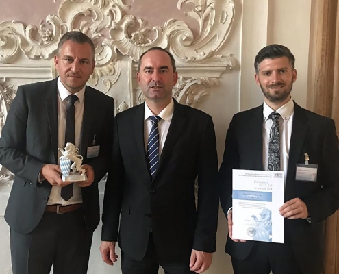 Die beiden Prokuristen Michael Wachsmann und Andreas Sandner bei der Übergabe des Preises